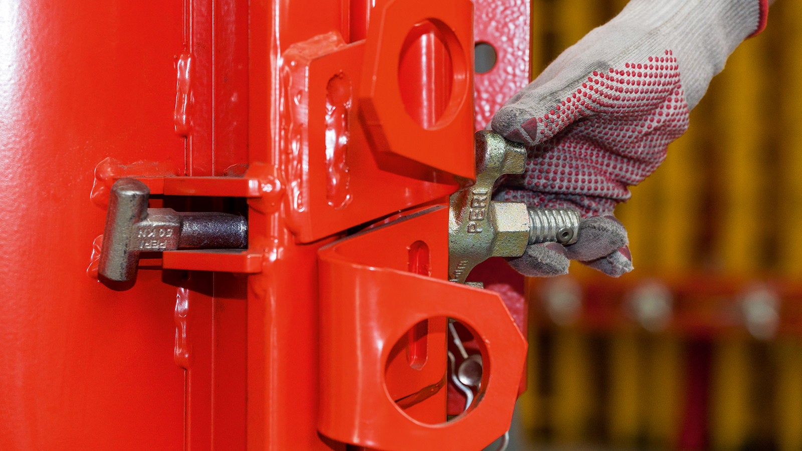 The tie yokes with self-cleaning hexagonal thread are permanently connected to the panels and cannot be lost.