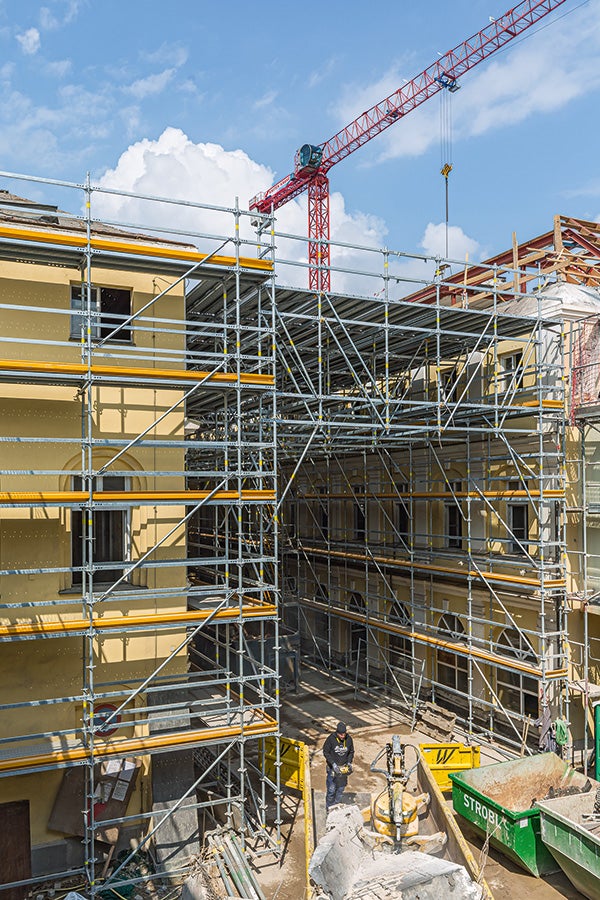 Details wie die selbstsichernden Beläge und die vorlaufende Geländermontage sorgen bei dem PERI UP Fassadengerüst für eine hohe Sicherheit auf der Baustelle.