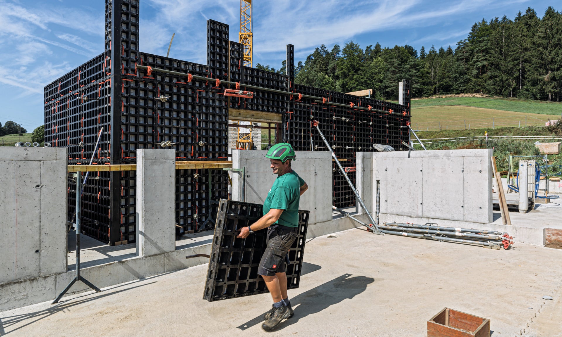 Ľahké debnenie pre steny, základy, stĺpy a stropy.