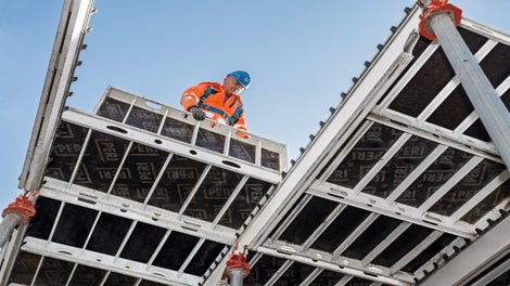 Die leichten Träger und Paneele aus Aluminium machen die Deckenschalung besonders handlich<br/>
