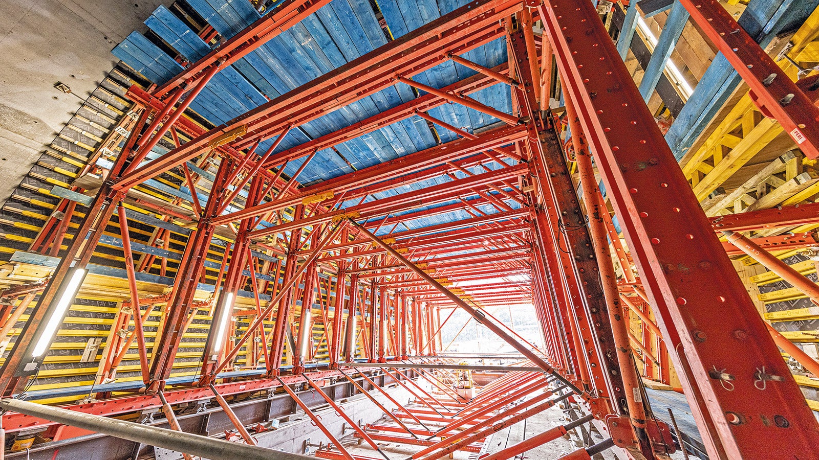Der PERI Tunnelschalwagen basierte auf dem VARIOKIT Ingenieurbaukasten mit mietbaren Systemkomponenten. So konnte in kürzester Zeit eine maßgeschneiderte Projektlösung erarbeitet werden.