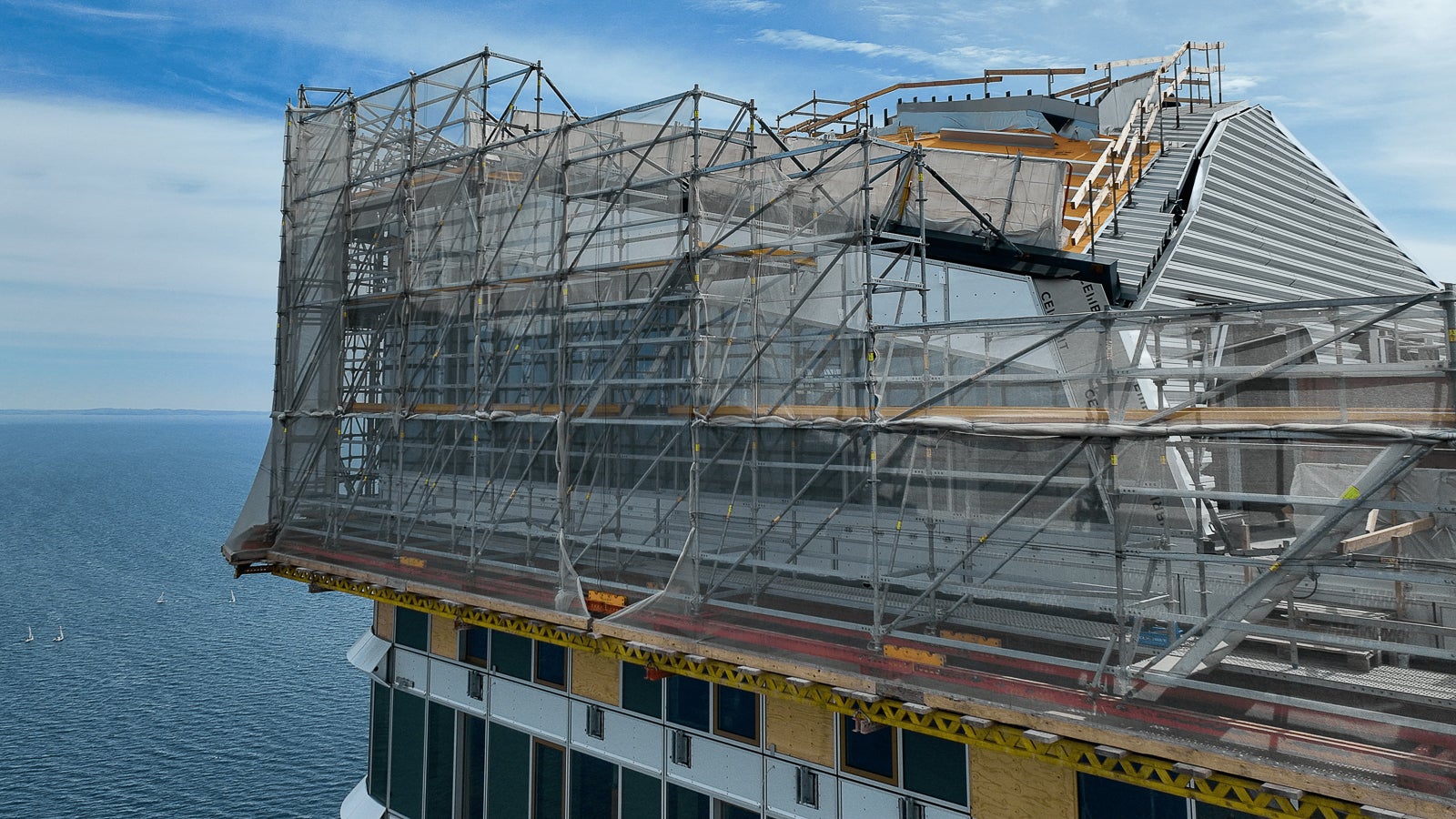 PERI UP Flex stillads på en en midlertidig platform på 43. etage.