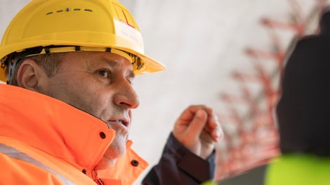 Foto von Manfred Söldner im Interview mit PERI