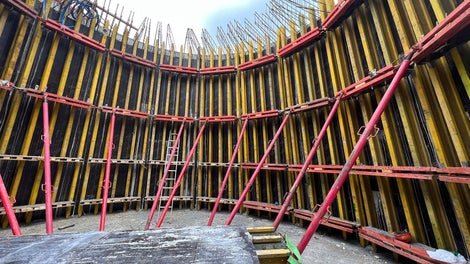 Для бетонирования стен двухъярусного пьедестала с различной геометрией конструкций в двух плоскостях были разработаны спец. щиты VARIO VT20