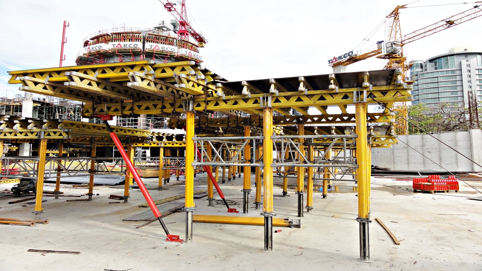 The slab tables, based on the MULTIPROP system, were tailored to match project requirements and could be moved as large-sized units. 