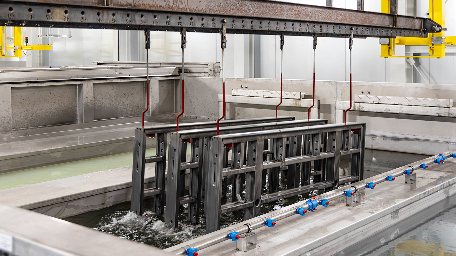 In the 55 m3 dip tank, formwork or other steel components are coated at room temperature to save energy.<br/>