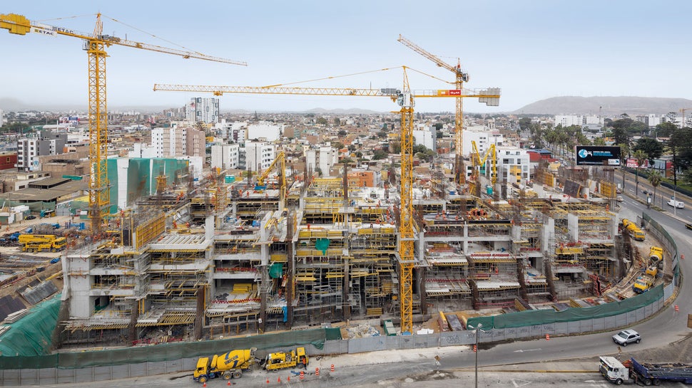Con la ayuda de la solución personalizada de encofrados y andamios PERI, un nuevo campus se está realizando en Lima - con altos requerimientos arquitectónicos y un programa de construcción apretado.