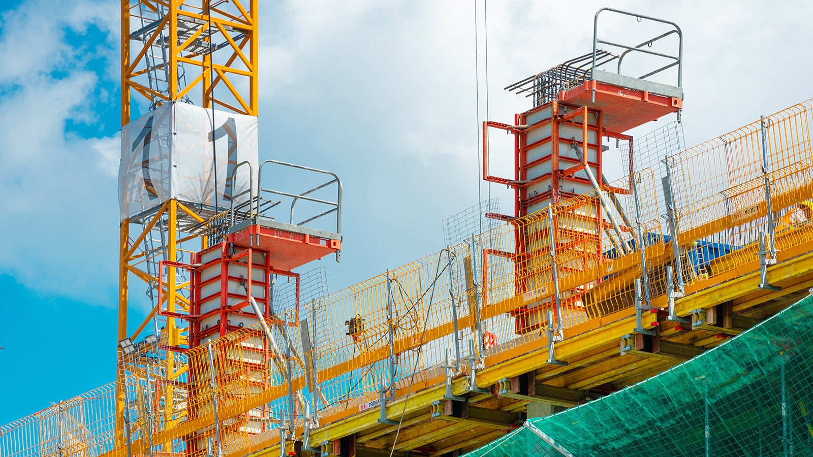 Deskowanie słupów z poszyciem kompozytowym w systemie PERI QUATTRO wraz z kompletnym zakresem bezpieczeństwa, gwarantuje jakość powierzchni betonowych oraz szybkie tempo rotacji. 