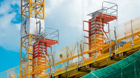 Deskowanie słupów z poszyciem kompozytowym w systemie PERI QUATTRO wraz z kompletnym zakresem bezpieczeństwa, gwarantuje jakość powierzchni betonowych oraz szybkie tempo rotacji. 