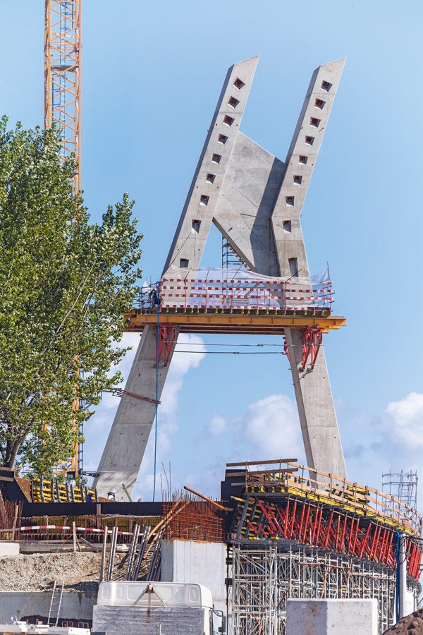 As part of the Krakow metropolitan railway system (KST) expansion, a 40 m high asymmetrical viaduct pylon was erected in the second phase of construction, featuring a combined A and H geometry. At 2/3 of the pylon height, horizontally suspended SB brace frames were used. These formed a load-bearing intermediate platform for the crossbeam, a technological platform for the reinforcement materials as well as, in the final phase, a sub-construction for the scaffolding in order to install the stay cables. The PERI comprehensive solution allowed short concreting cycles with the highest possible safety standards.