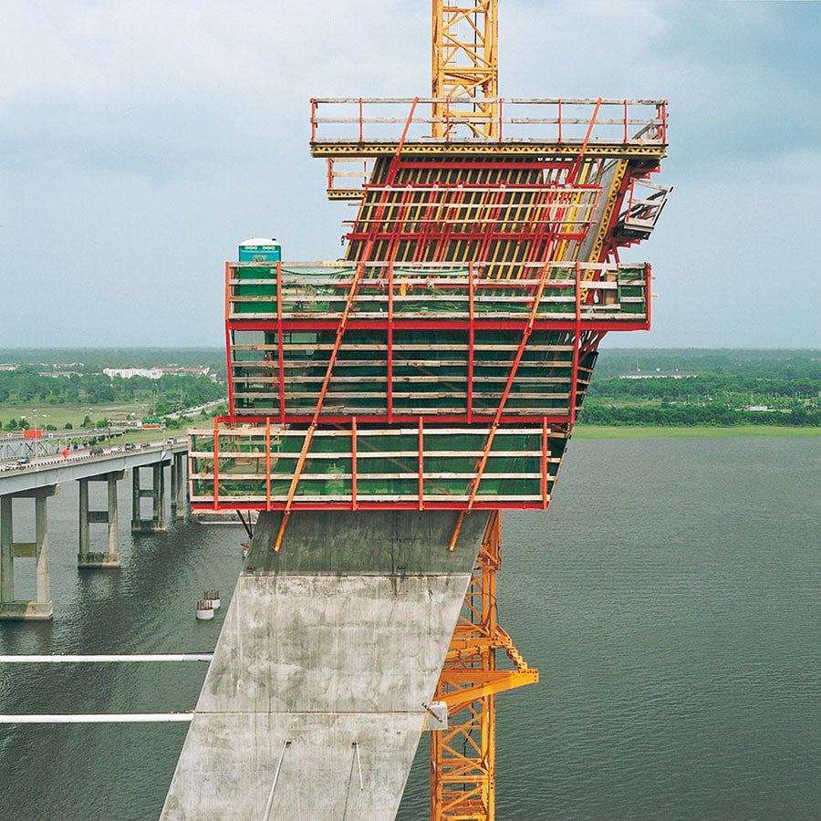 The ACS self-climbing system lifting 4 working levels together with the formwork without the use of a crane: concreting platform, shuttering and striking level, platform for the hydraulics and climbing operations, and the finishing platform for dismantling the climbing shoes and anchor cones.