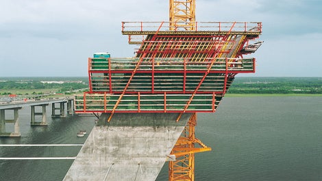 The ACS self-climbing system lifting 4 working levels together with the formwork without the use of a crane: concreting platform, shuttering and striking level, platform for the hydraulics and climbing operations, and the finishing platform for dismantling the climbing shoes and anchor cones.