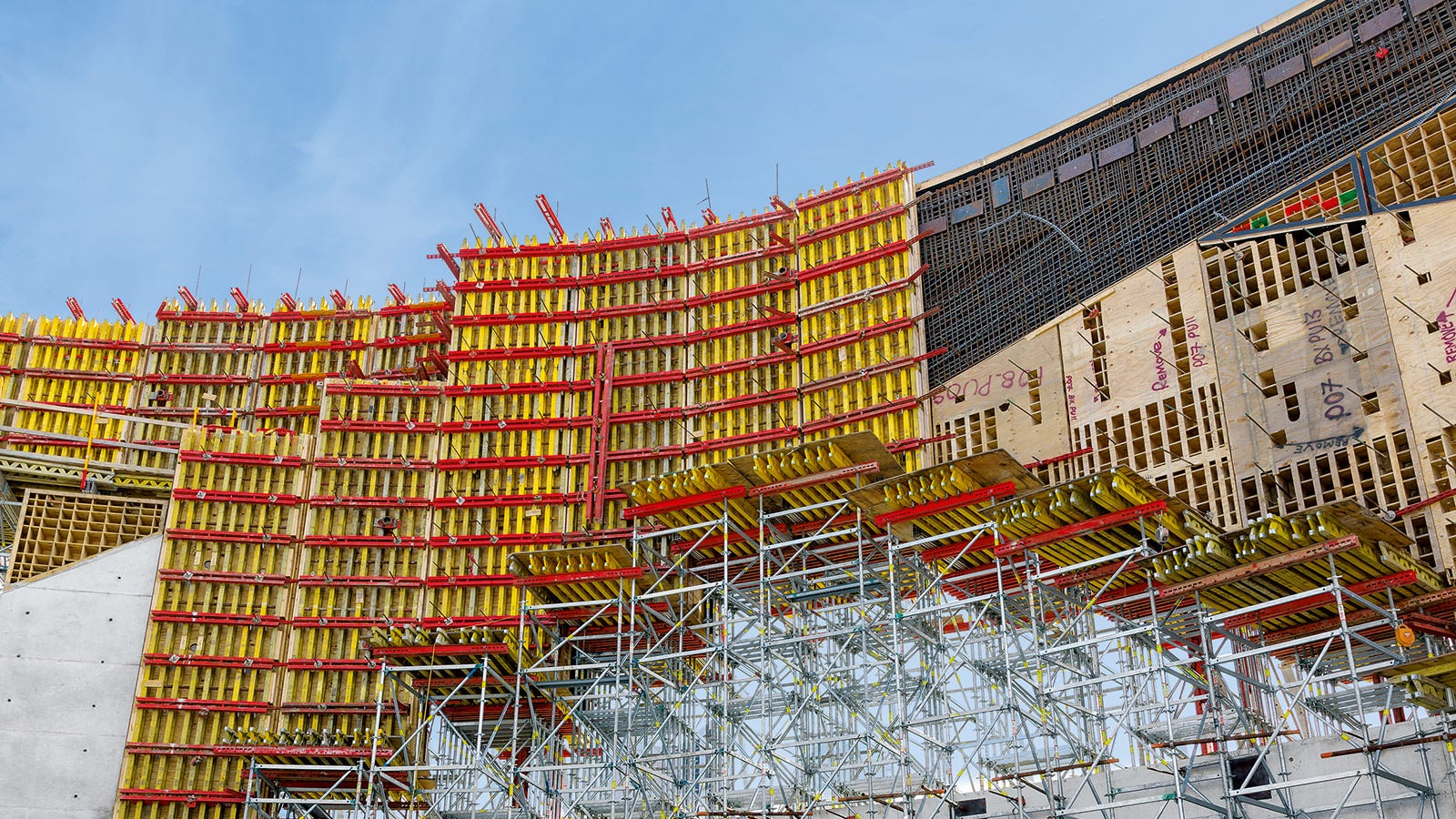 More than 9,000 square meters of PERI’s VARIO system wall forms were required to place the National Veterans Memorial and Museum’s curved walls. 