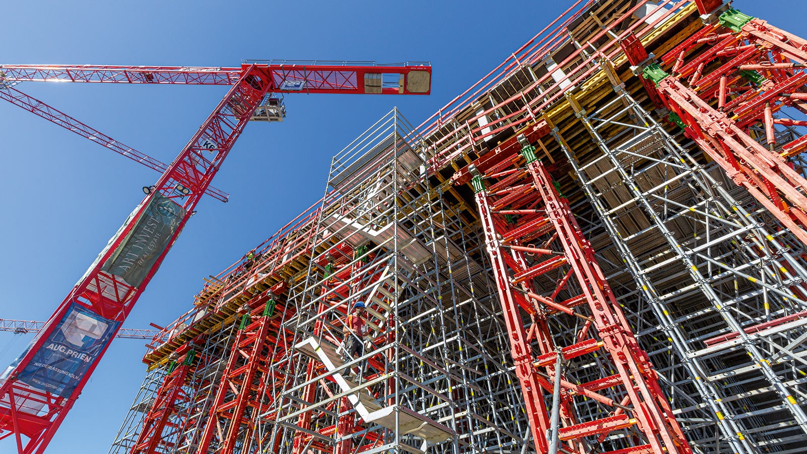 Zur Abtragung der hohen Lasten unterhalb der auskragenden Hochhausgeschosse kombinierten die PERI Ingenieure ein räumlich ausgebildetes Traggerüst aus dem PERI UP Gerüstbaukasten mit VST Schwerlasttürmen des VARIOKIT Ingenieurbaukastens.