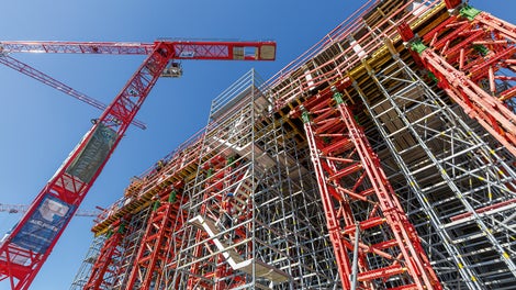 Zur Abtragung der hohen Lasten unterhalb der auskragenden Hochhausgeschosse kombinierten die PERI Ingenieure ein räumlich ausgebildetes Traggerüst aus dem PERI UP Gerüstbaukasten mit VST Schwerlasttürmen des VARIOKIT Ingenieurbaukastens.