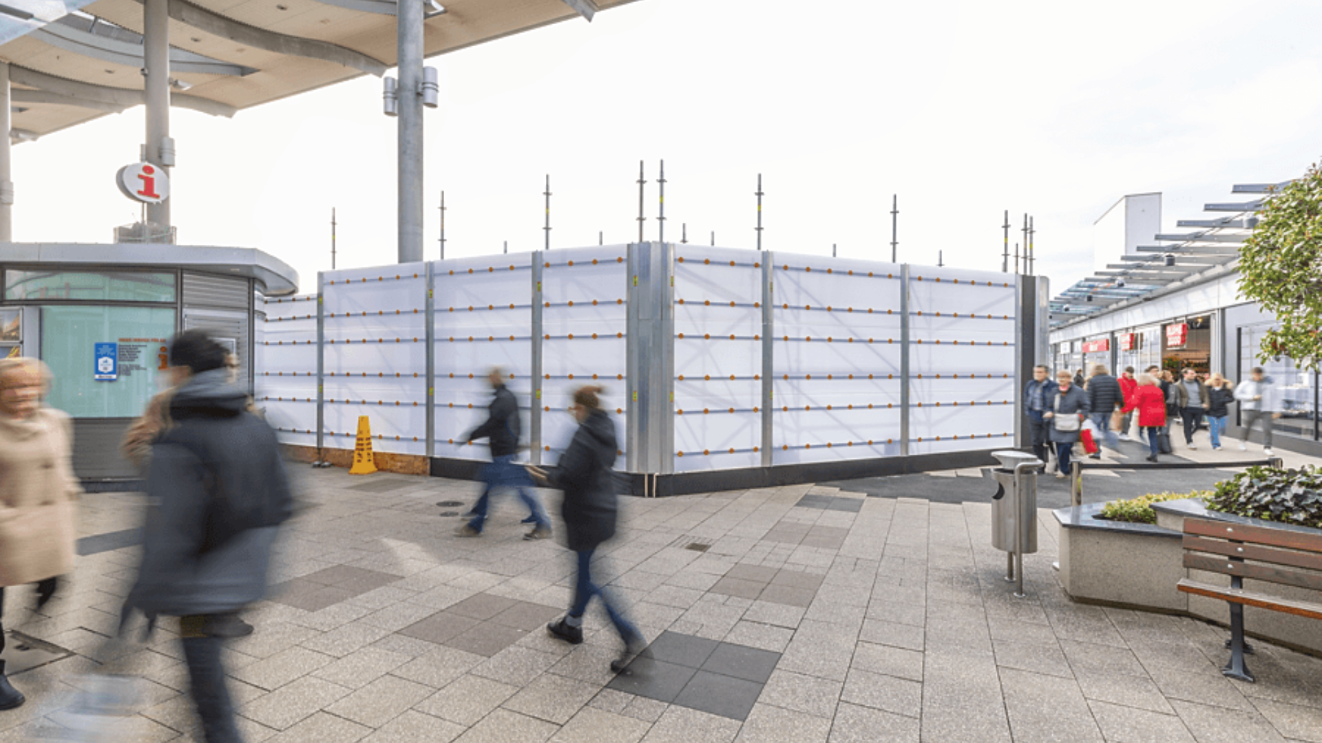 PERI UP Cladding schützt zuverlässig von äußeren und inneren Einflüssen wie Regen, Schnee, Wind sowie Staub, Schmutz und Lärm.