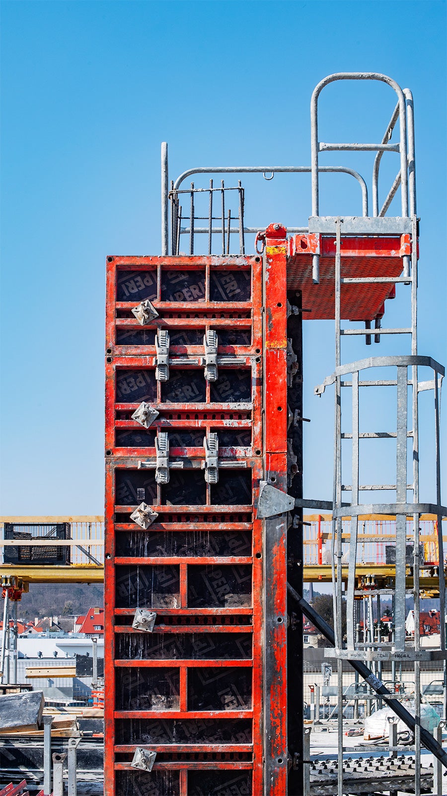 Deskowanie słupa TRS w rozszerzonej wersji BHP (platforma+drabina).