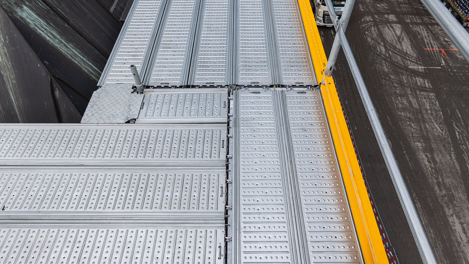 Selbst bei Außenecken in Kombination mit innenseitigen Konsolverbreiterungen konnte die oberste Gerüstlage komplett mit Systembelägen sicher ausgebildet werden.