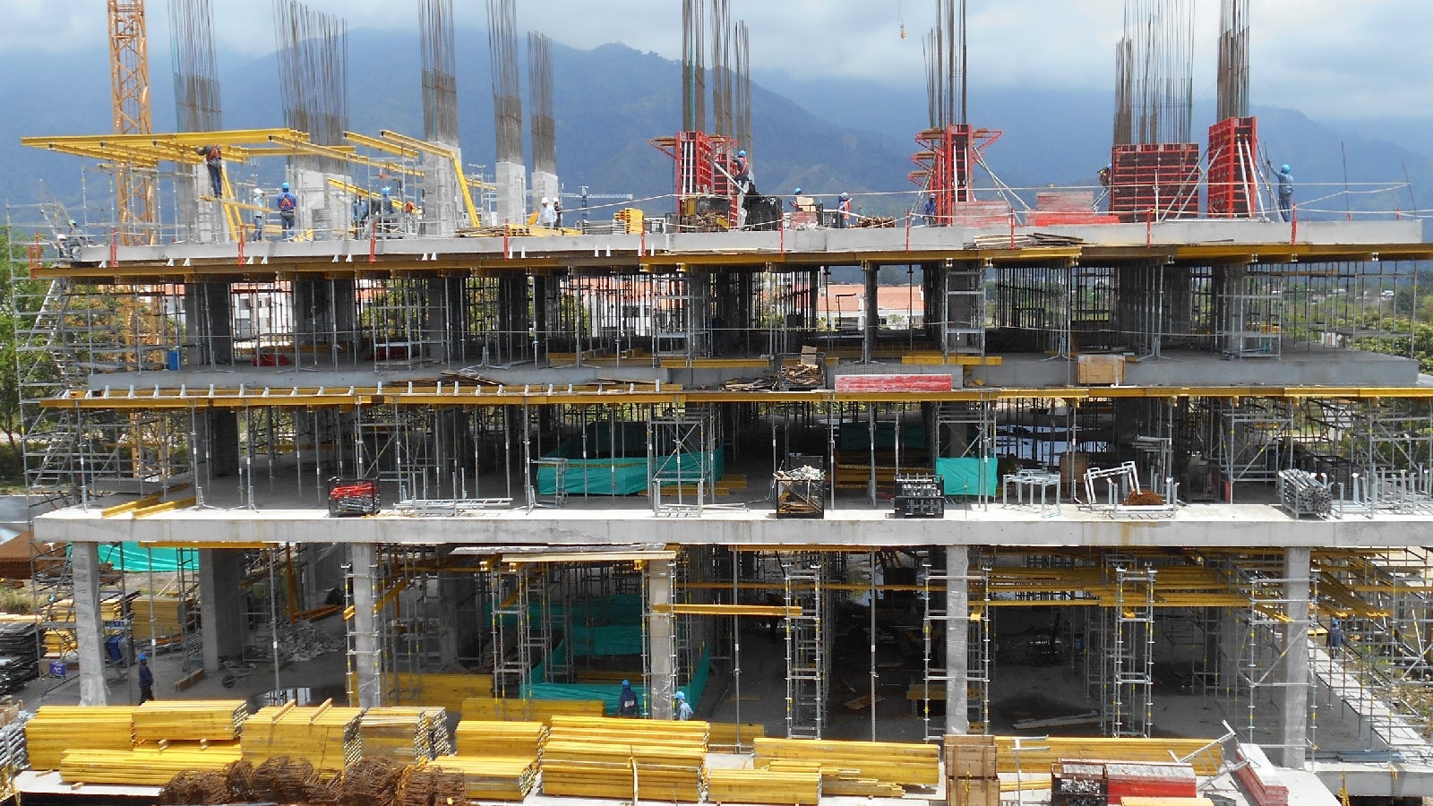 La alta capacidad de carga de nuestros puntales PEP Ergo, permiten su uso en conjunto con las torres de carga, lo que garantiza espacios generosos de tránsito y un desencofrado y posterior reapuntalamiento rápido.