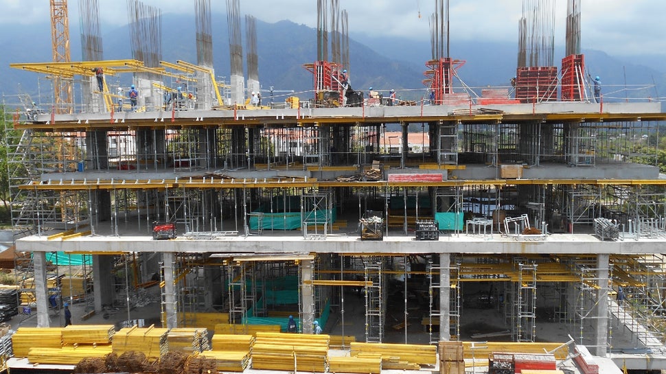 La alta capacidad de carga de nuestros puntales PEP Ergo, permiten su uso en conjunto con las torres de carga, lo que garantiza espacios generosos de tránsito y un desencofrado y posterior reapuntalamiento rápido.