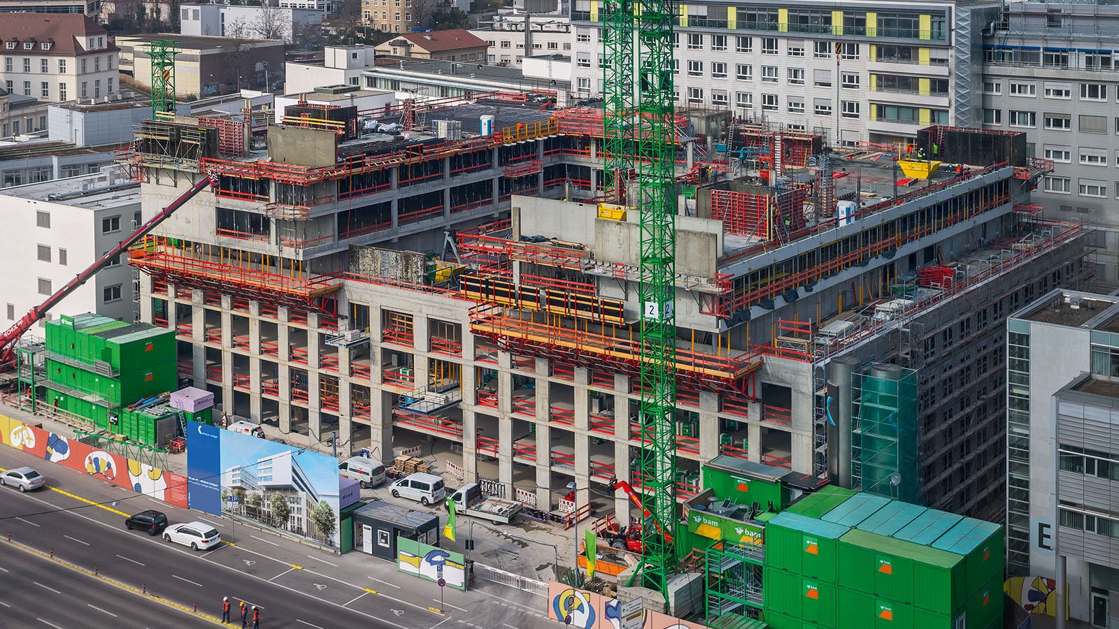 Das Katharinenhospital wird sukzessive baulich modernisiert. Haus F dient als künftiger, zentraler Haupteingang für den gesamten Standort Mitte des Klinikums Stuttgart. Die drei obersten Geschosse des Krankenhausneubaus kragen über 4 m nach Süden hin zur Kriegsbergstraße aus.
