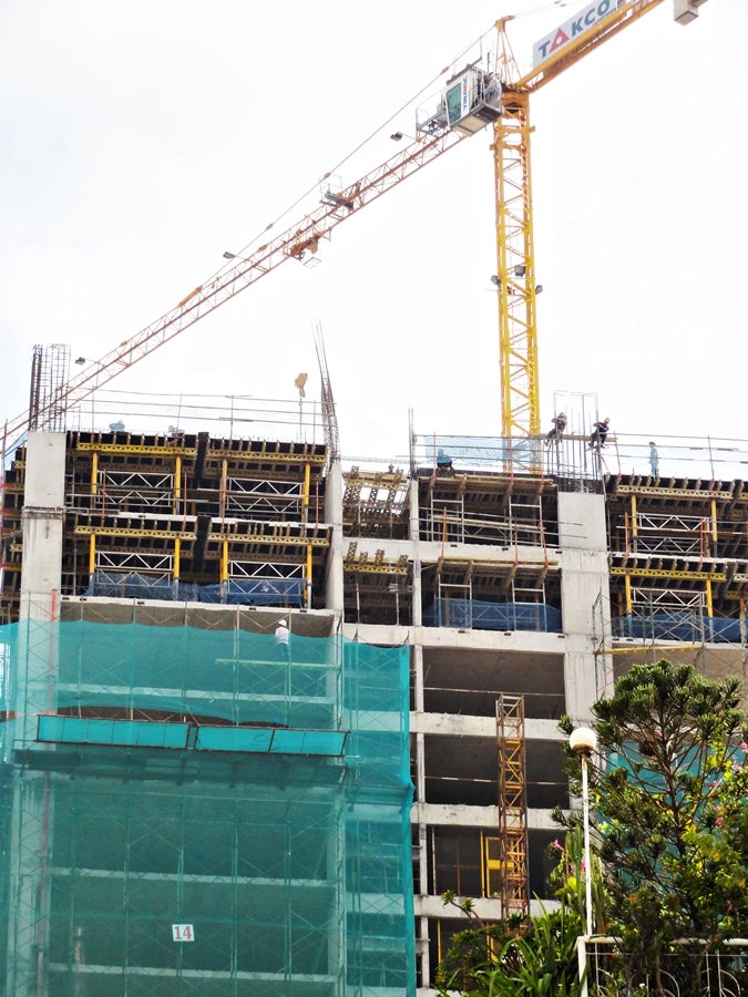 combined modular and customized tables for fast and safe forming of the floor slabs.