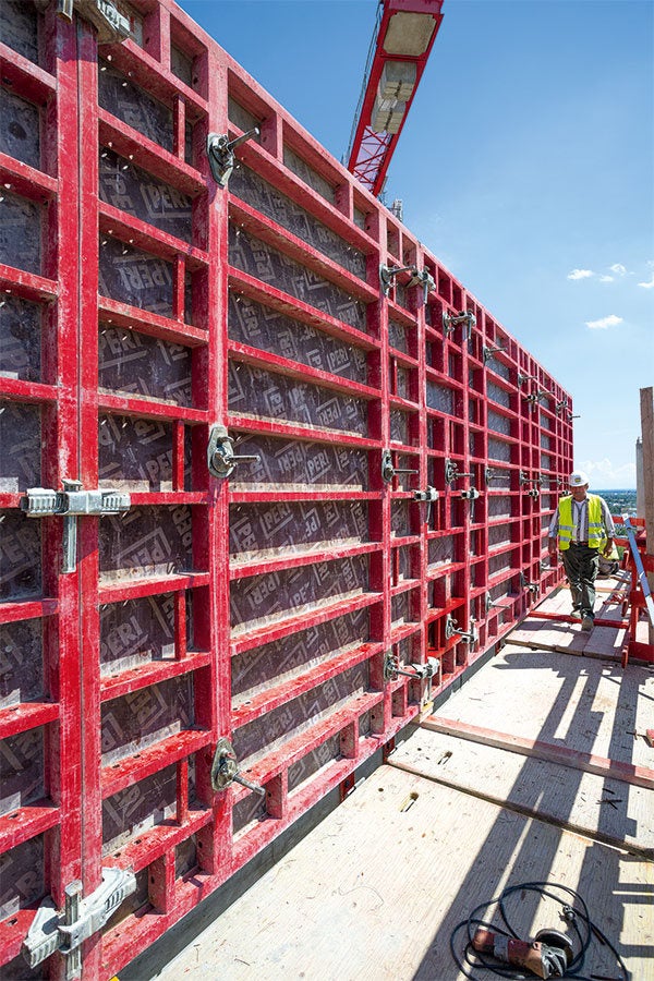 Die einseitig bedienbare Ankertechnik der MAXIMO und das bewährte BFD Richtschloss für alle Elementverbindungen waren Grundlage dafür, dass sich die Stahlbetonwände in kürzester Zeit schalen ließen.
