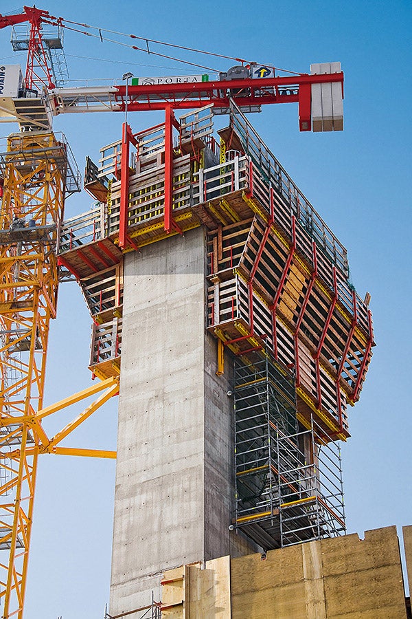 PERI engineers integrated an access solution in the ACS platforms on the basis of the PERI UP Rosett modular scaffold system.