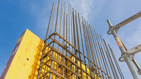 使用MAXIMO框式模板系统，在预制工厂中将3S-模板板材安装在模板上，为SB3清水混凝土墙体提供模板方案。