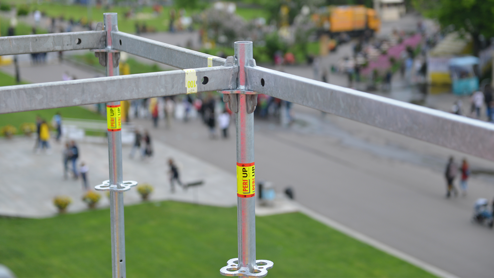 Жесткость и устойчивость конструкции лесов особенно важны при сооружении платформ для съемочной команды. Отсутствие колебаний во время съемки позволяет добиться стабильной и четкой передачи изображения.