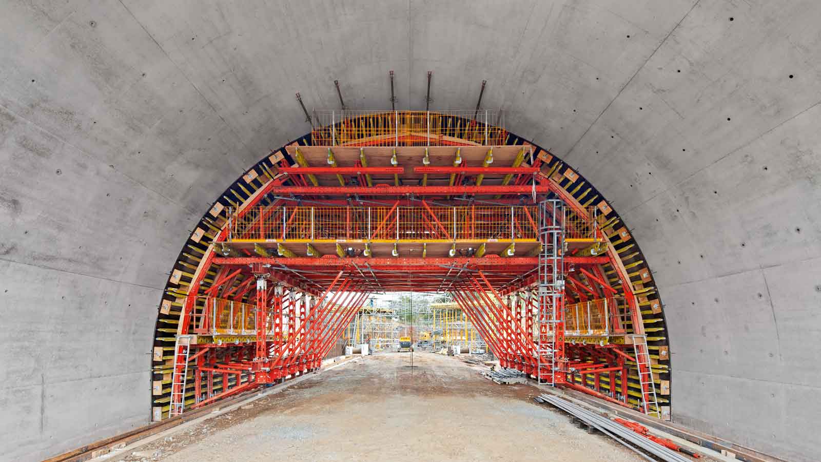 根据需要，可结合派利其他系统的组件对VARIOKIT方案进行补充，例如上图是HD200高强塔架、PROKIT EP110防坠落护栏与 VARIOKIT组合的施工方案。