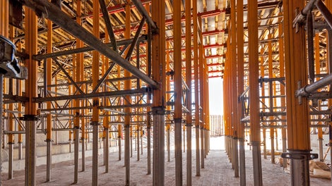 Для удобства юстировки столов все рамы MRK монтировались к внешней трубе стойки MULTIPROP. Стыковка опалубочных модулей свода тоннеля осуществлялась с помощью соединительного элемента GKZ 60/60. 