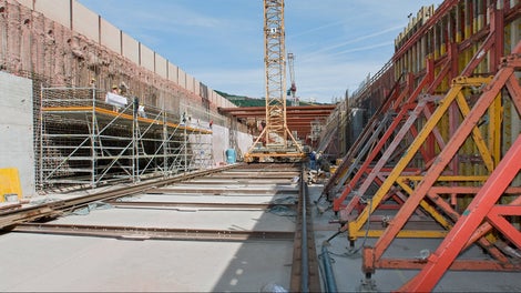 PERI UP Bewehrungsgerüste als sichere Arbeitsplattform für effiziente Flechterarbeiten.