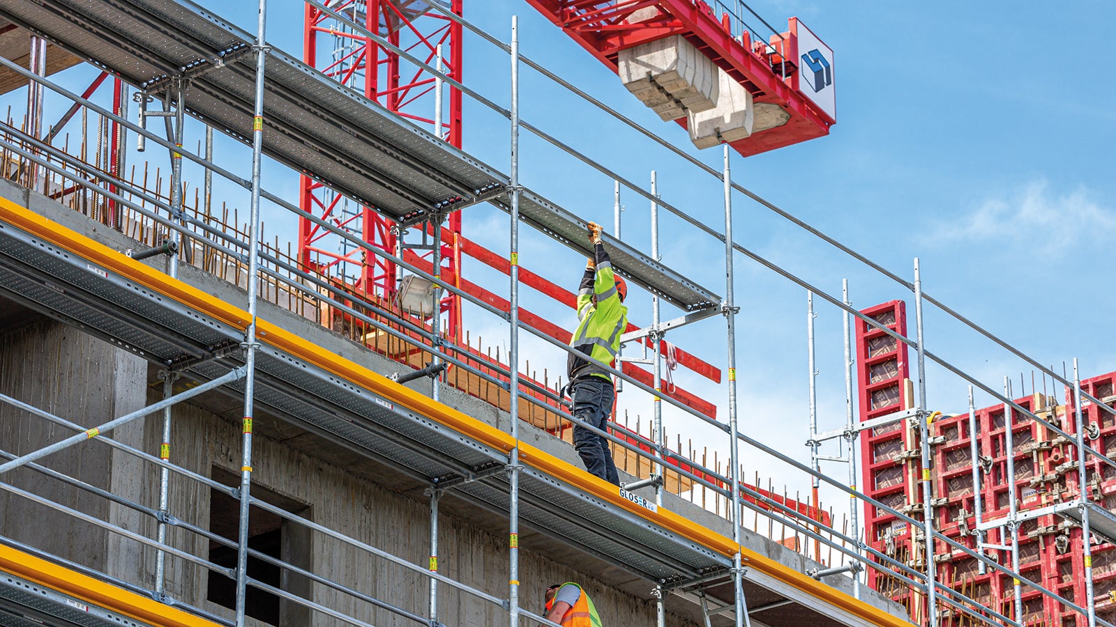 Mithilfe des PERI UP Fassadengerüst wurden 15.000 m² Fassadenfläche baubegleitend eingerüstet – dank systemintegrierter Sicherheit ohne Zusatzbauteile.