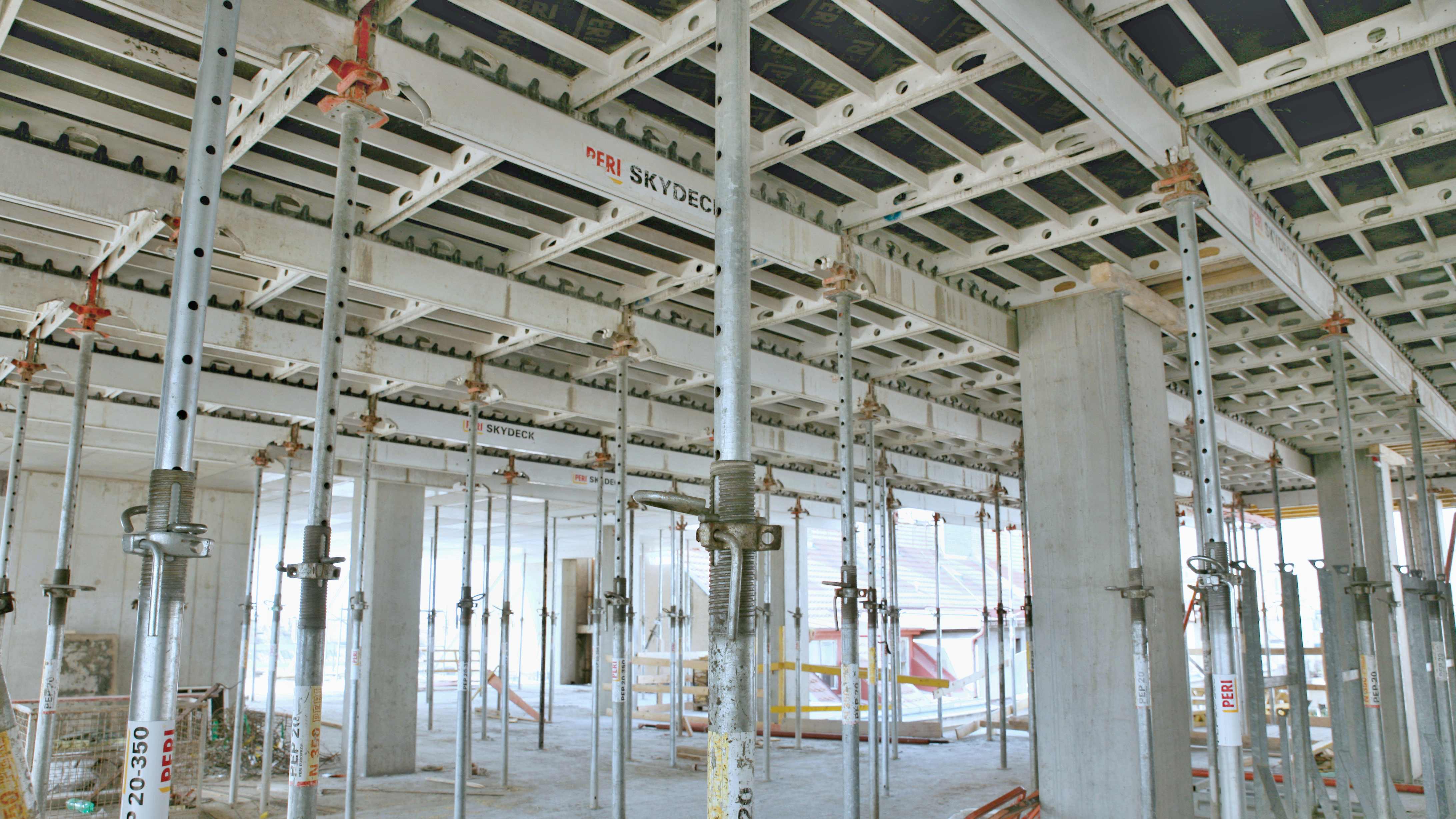 Panelové stropní bednění SKYDECK je možné v závislosti na tloušťce desky a pevnosti betonu odbednit již po 24 hodinách.