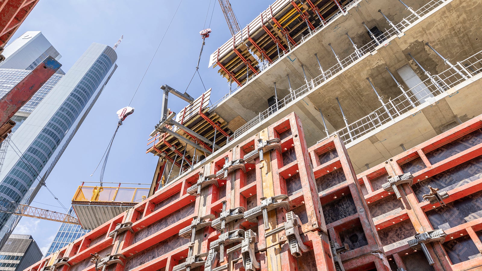 Das umfangreiche Konzept umfasst den Einsatz vielfältiger und innovativer PERI Systemlösungen, die in partnerschaftlicher Zusammenarbeit und unter der stetigen Betreuung einer PERI Projektleitung vor Ort auf der Baustelle zum Einsatz kommen.