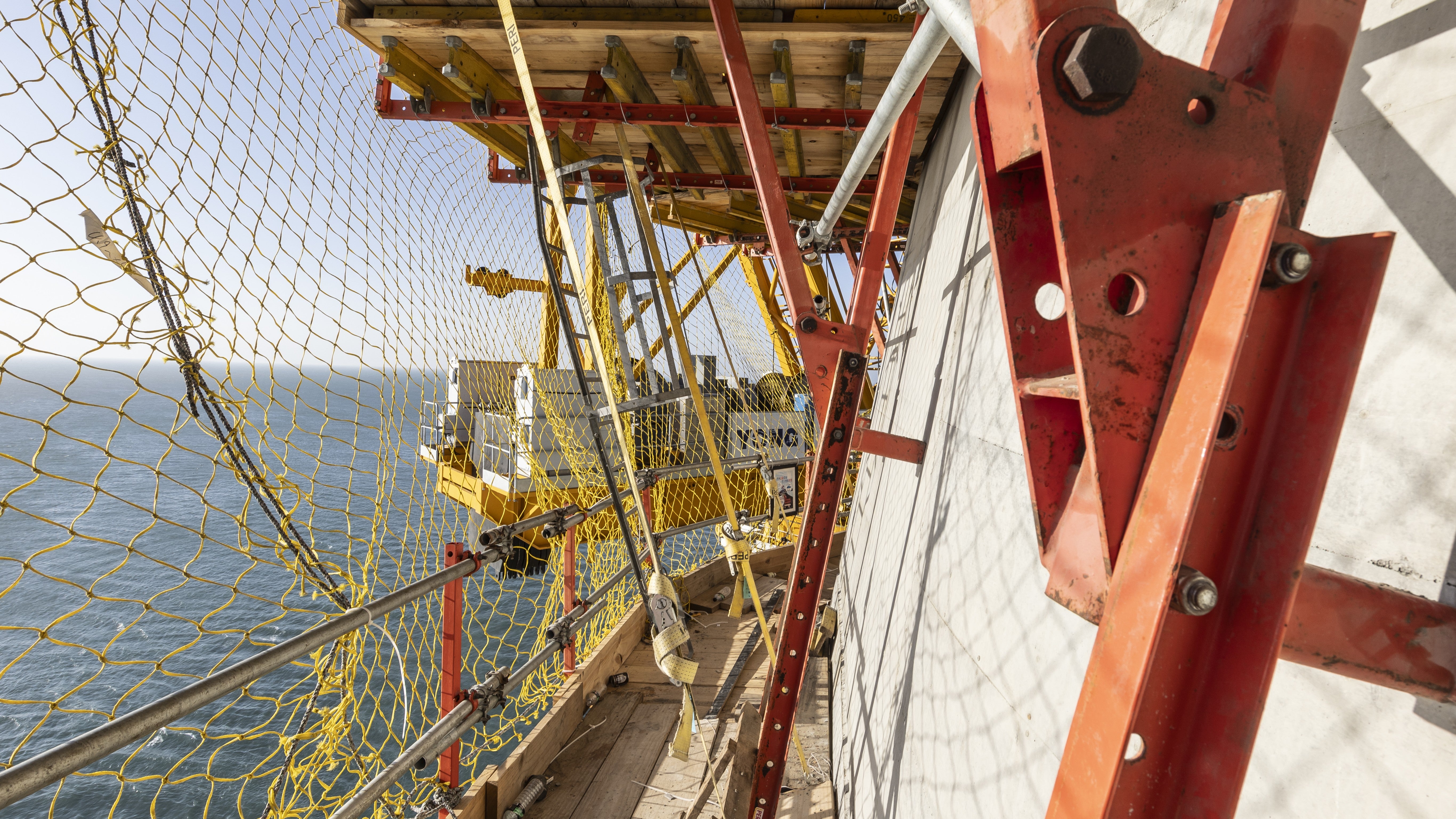 The SCS Climbing System provided a safe and protected working environment for the construction of both the upper and lower sections of the main pylon.