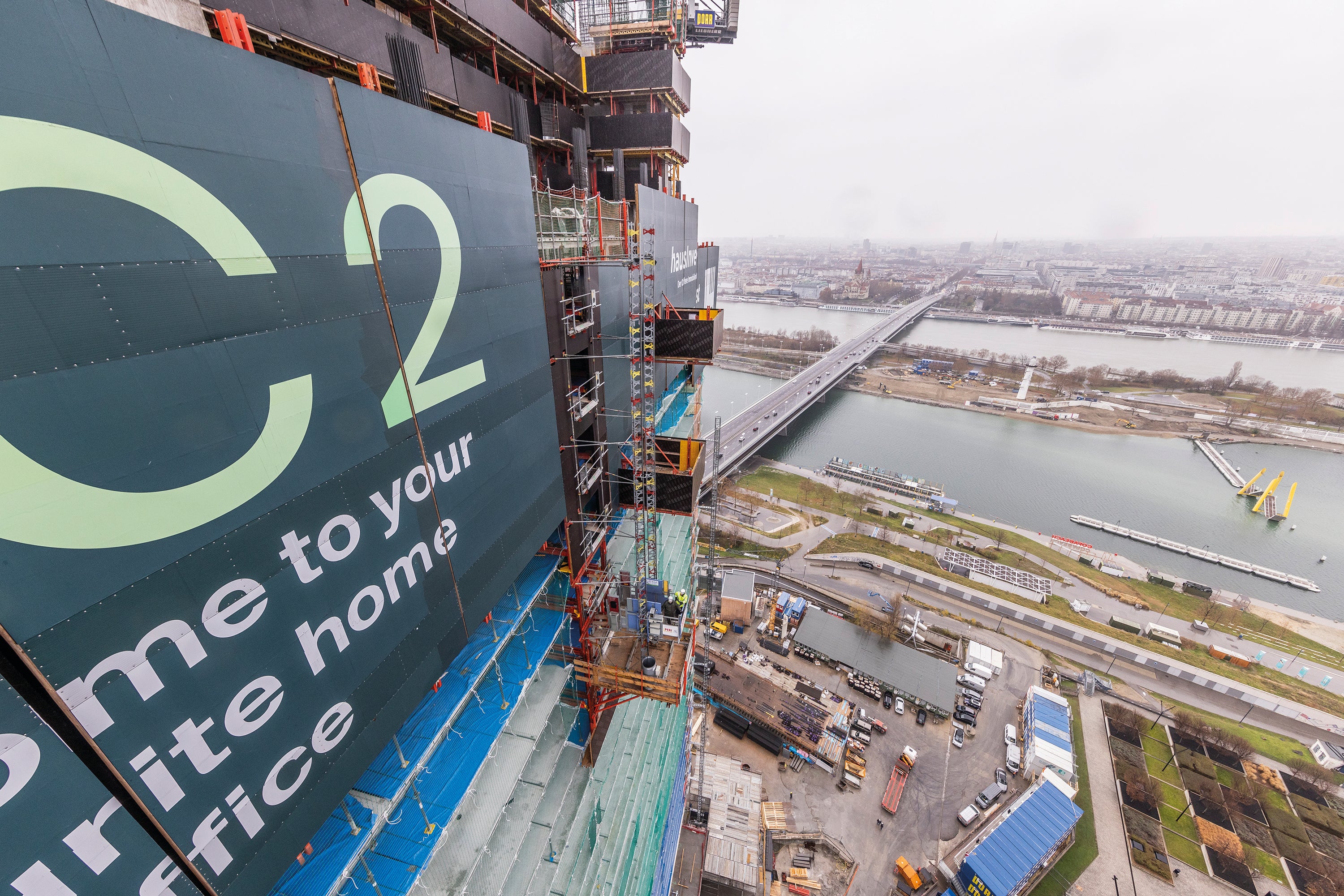 Kõik ronimisplatvormid ja katteelementide moodulid tarniti eelmontaažina, et minimeerida ehitusplatsil tehtavat lõpptööde mahtu.