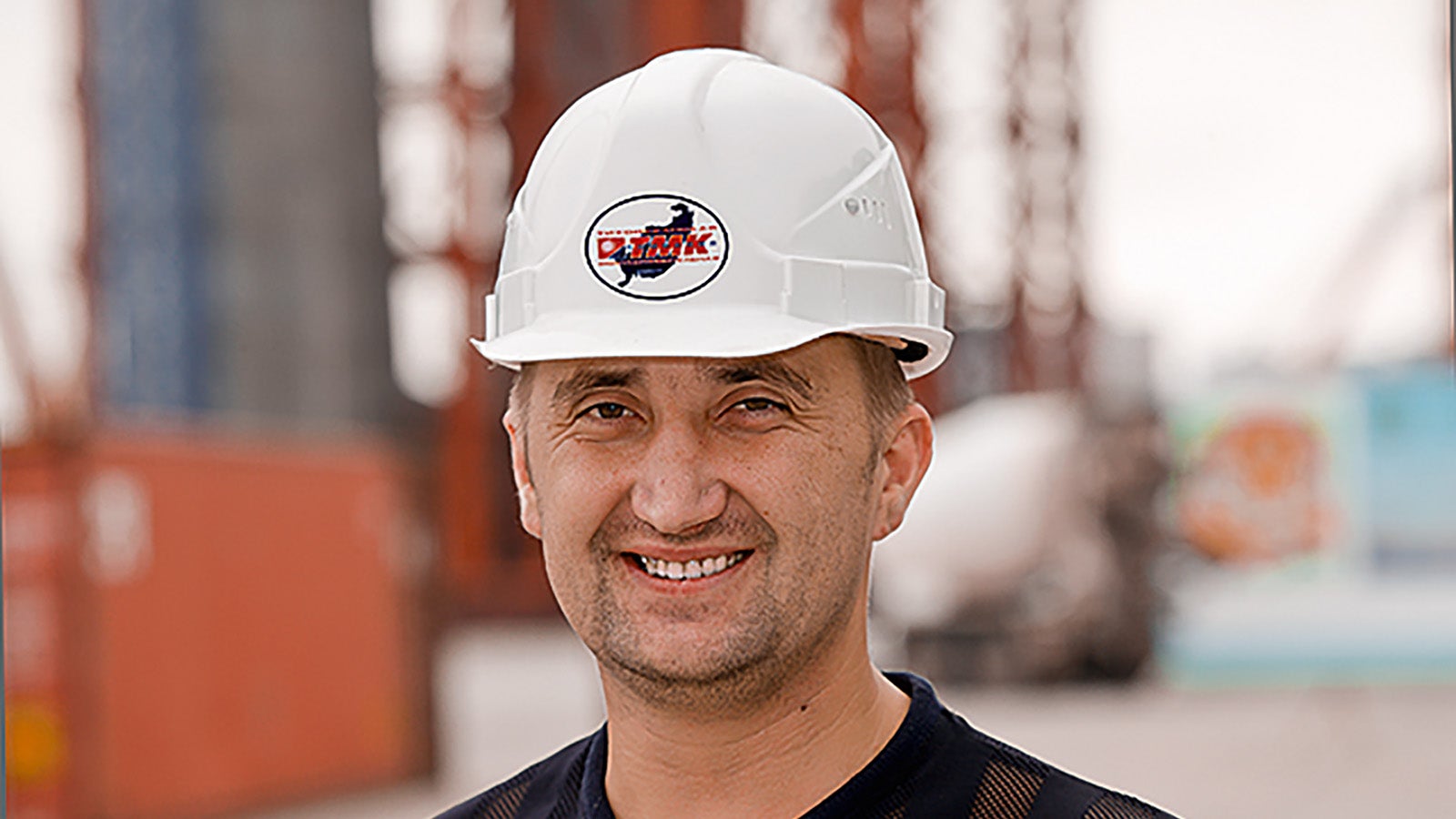 "Для возведения пилона нами была использована самоподъемная система опалубки ACS фирмы PERI. Преимущество системы заключается в легкости монтажа и простоте использования, то есть, собрав систему один раз, далее мы просто перемещали ее на следующую захватку с помощью гидравлических агрегатов. Это позволило существенно сократить затраты рабочего времени, что очень важно на любом строительном объекте".