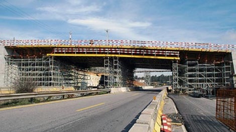 Aspecto geral da cofragem e cimbre de uma passagem superior.