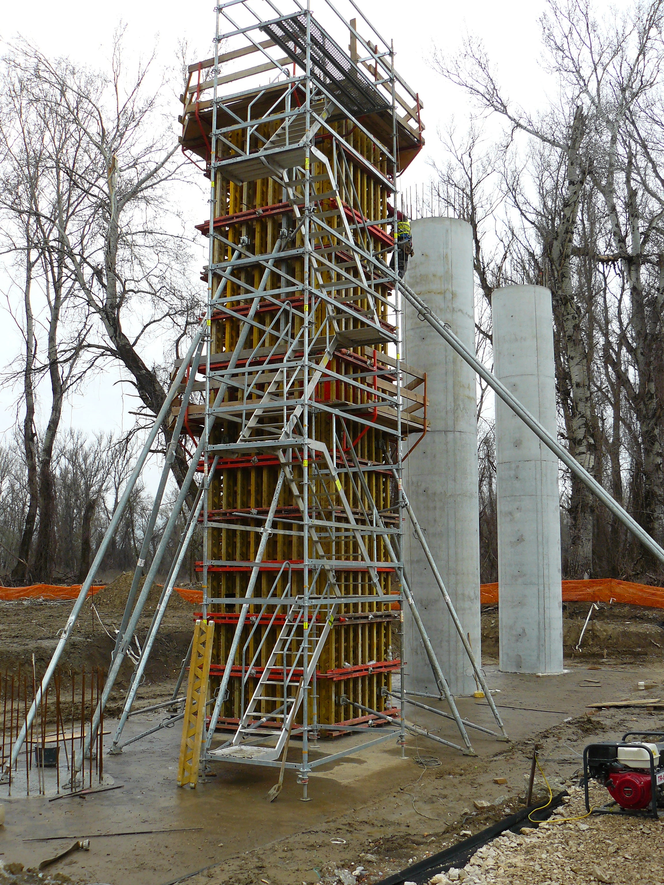 Az ártéri szakaszon 1,80 méter átmérőjű, és 11,20 méter vasbeton pillérek kerültek kialakításra, VARIO pillérzsaluba épített íves kidobozolások segítségével.
