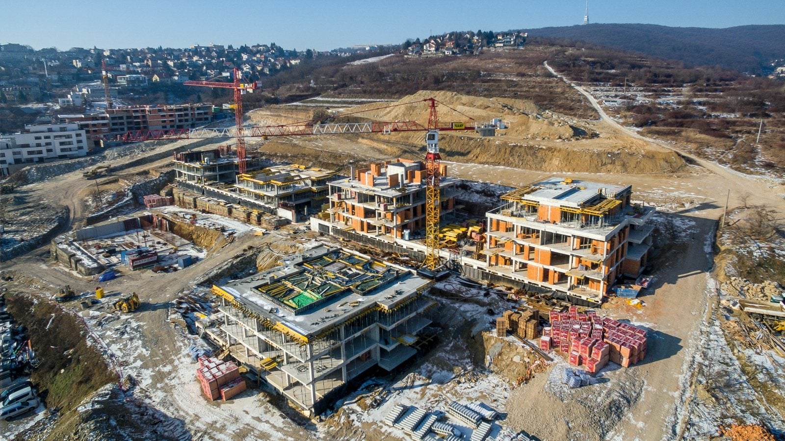 Na bratislavskej Kolibe vyrastá sedem štvorpodlažných mestských vilových domov, ktoré sú rozostavené tak, aby si navzájom neprekážali vo výhľade na mesto