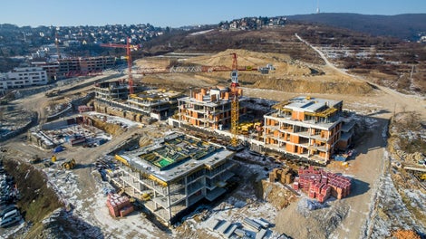 Na bratislavskej Kolibe vyrastá sedem štvorpodlažných mestských vilových domov, ktoré sú rozostavené tak, aby si navzájom neprekážali vo výhľade na mesto