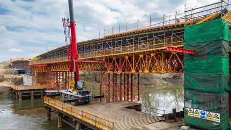 Alphakit rešetke su korišćene za premošćavanje raspona od 16,25m. 