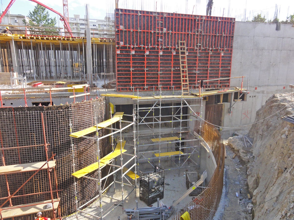 Kombinacija PERI sistema zidne, kružne i stropne oplate kao dosljedno rješenje za zidove i stropove etaža.