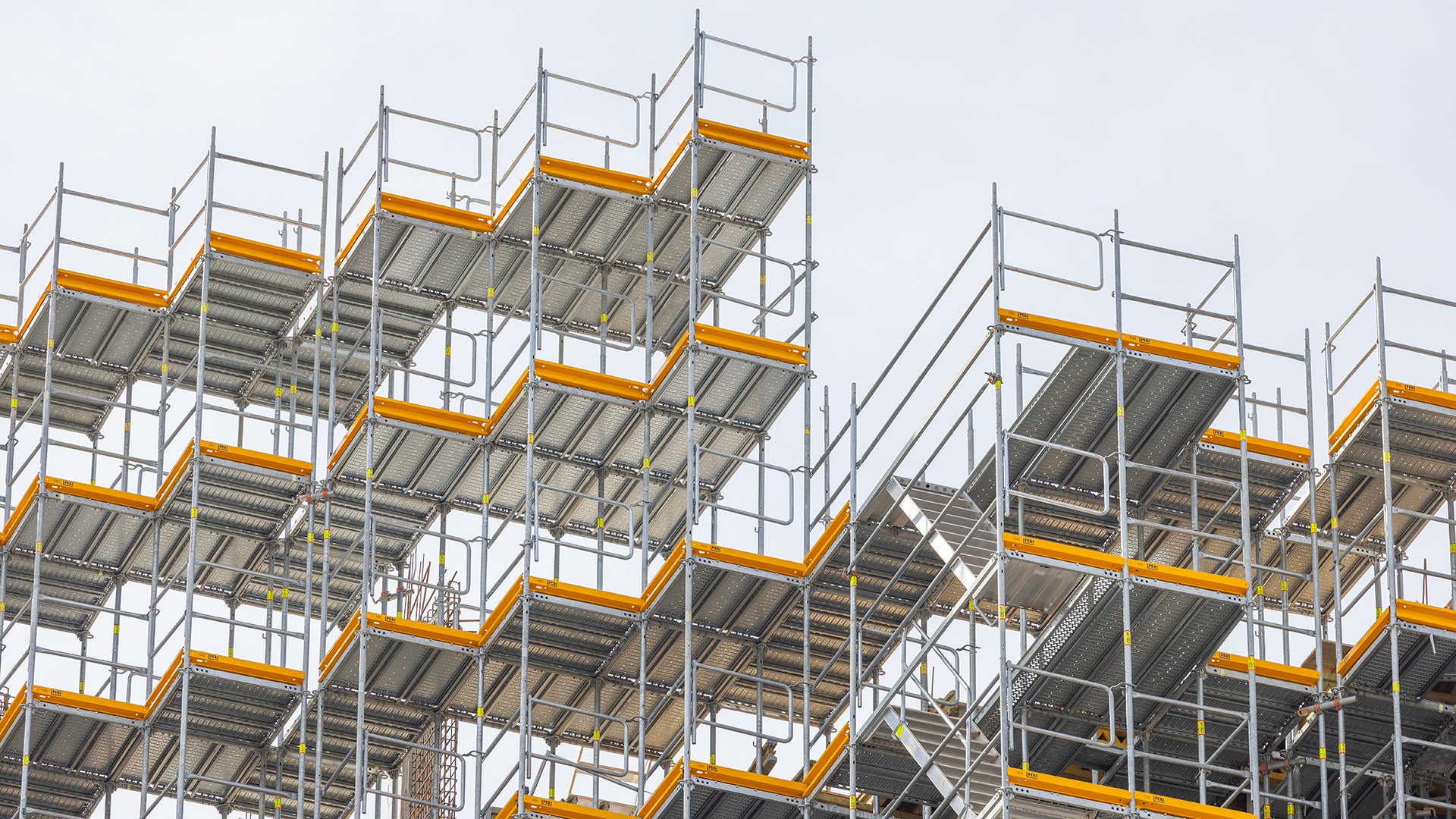 Das zwei Lagen vorlaufend montierte PERI UP Gerüst sorgte bereits bei der Rohbauerstellung für eine sichere Arbeitsumgebung.