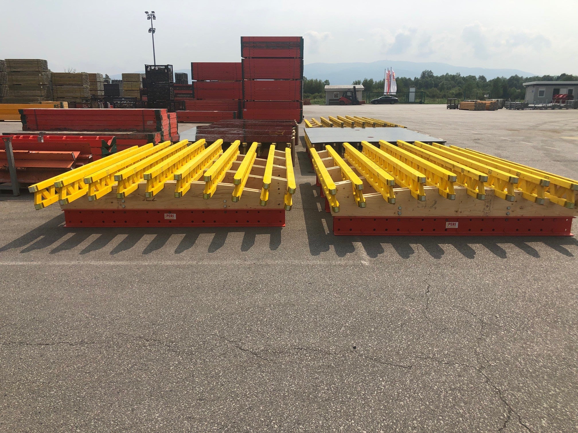 Kompletni elementi oplate zajedno s remenatama za geometriju pripremljeni su na PERI skladištu i gotovi isporučeni na gradilište.