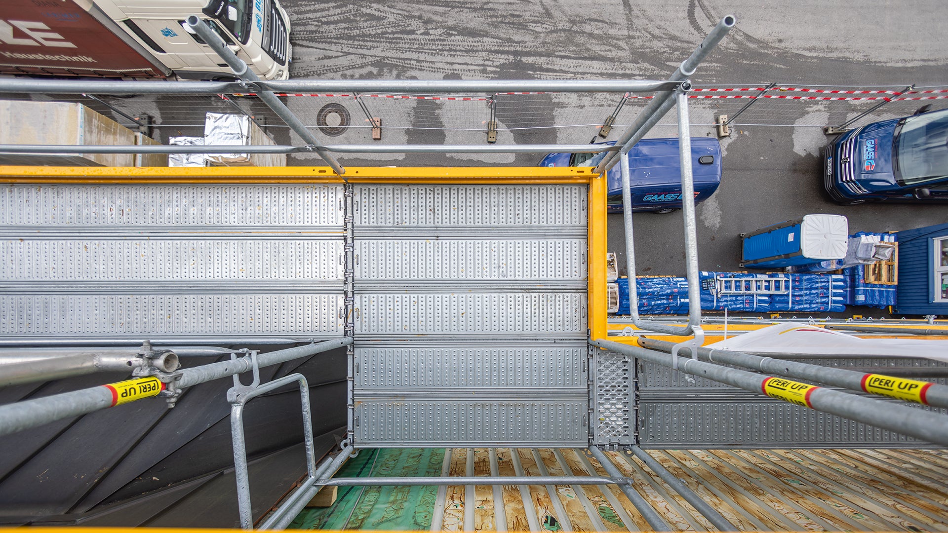 Bei Gebäudevorsprüngen konnte von 67 cm Breite nahtlos in ein 1,00-m-Gerüst übergegangen werden.