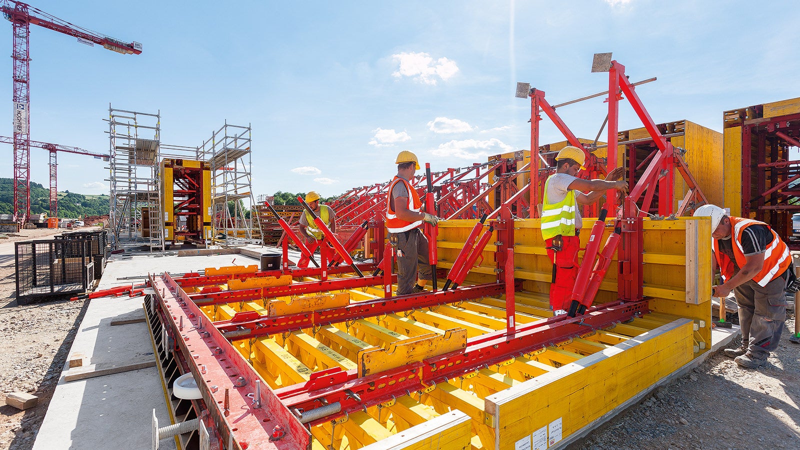 The formwork carriage for the efficient construction of the longitudinal channels was also project-specifically planned right down to the last detail and assembled at the company´s assembly hall using PERI system components as far as possible.