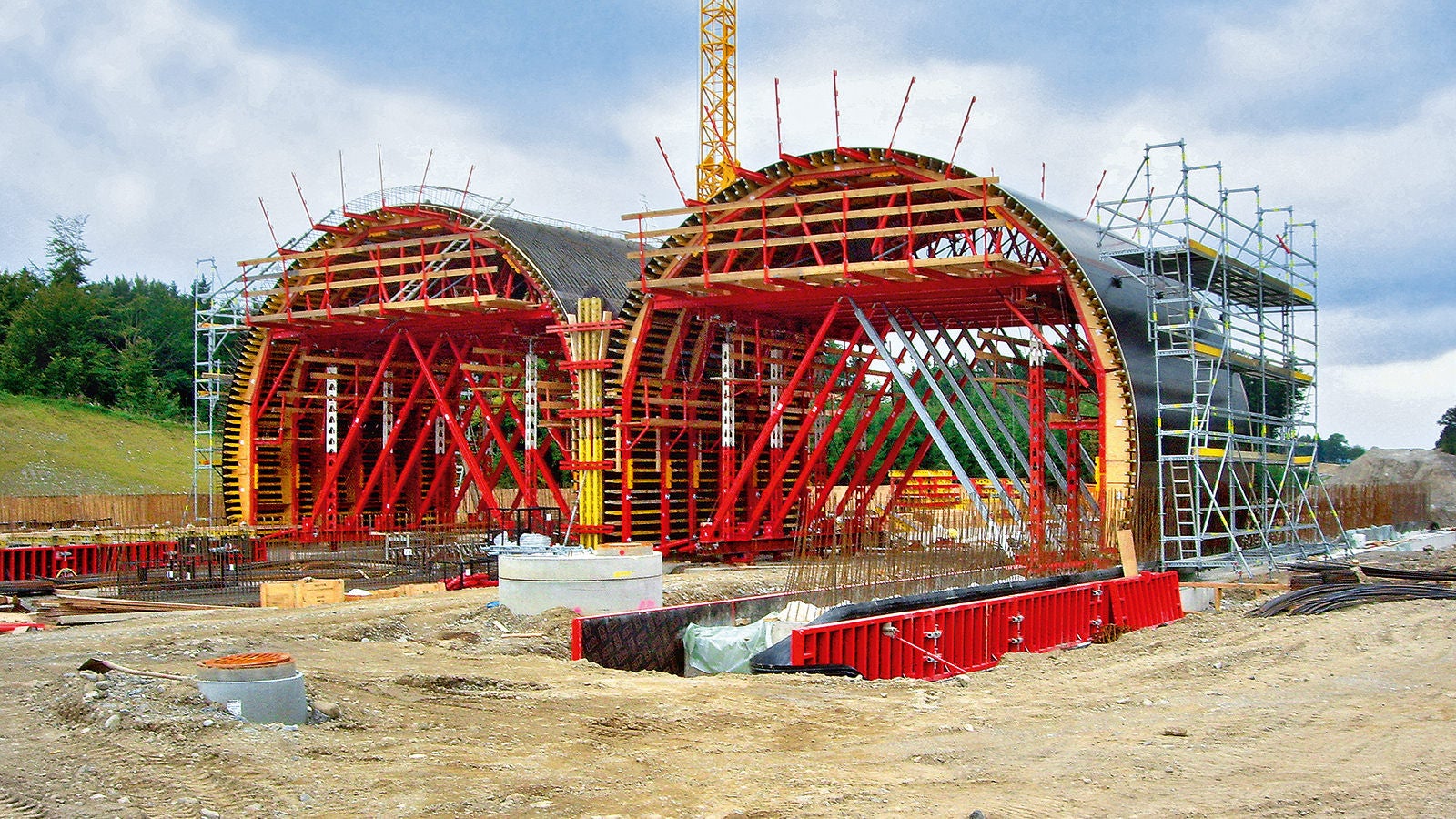 Nicht alltäglich ist der runde Querschnitt mit einer max. lichten Höhe von mehr als 9 m. Alle Schalungselemente wurden in Weißenhorn vormontiert, daraus resultierten ein schneller Baufortschritt und beste Maßhaltigkeit. 